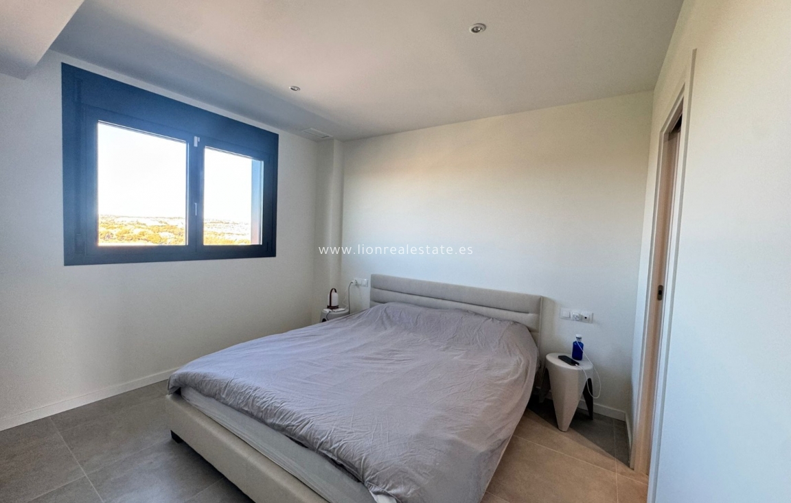 Alquiler a largo plazo - Apartamento / piso - Dehesa de Campoamor