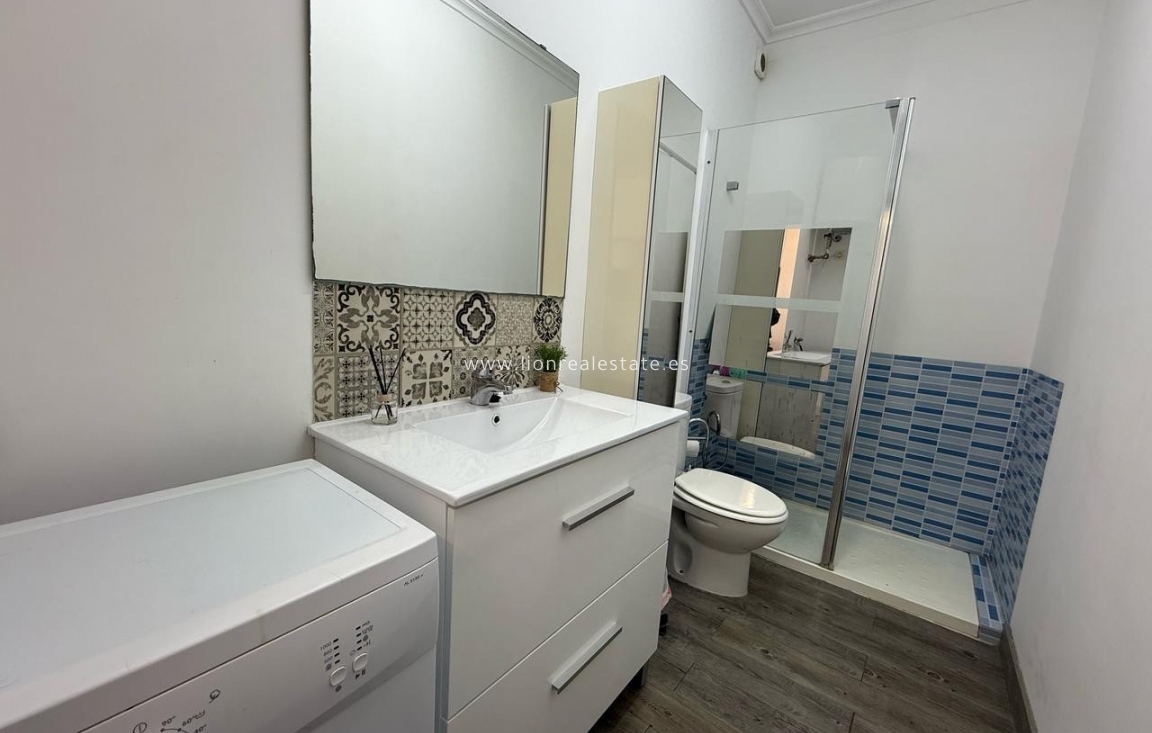 Alquiler a largo plazo - Apartamento / piso - Punta Prima