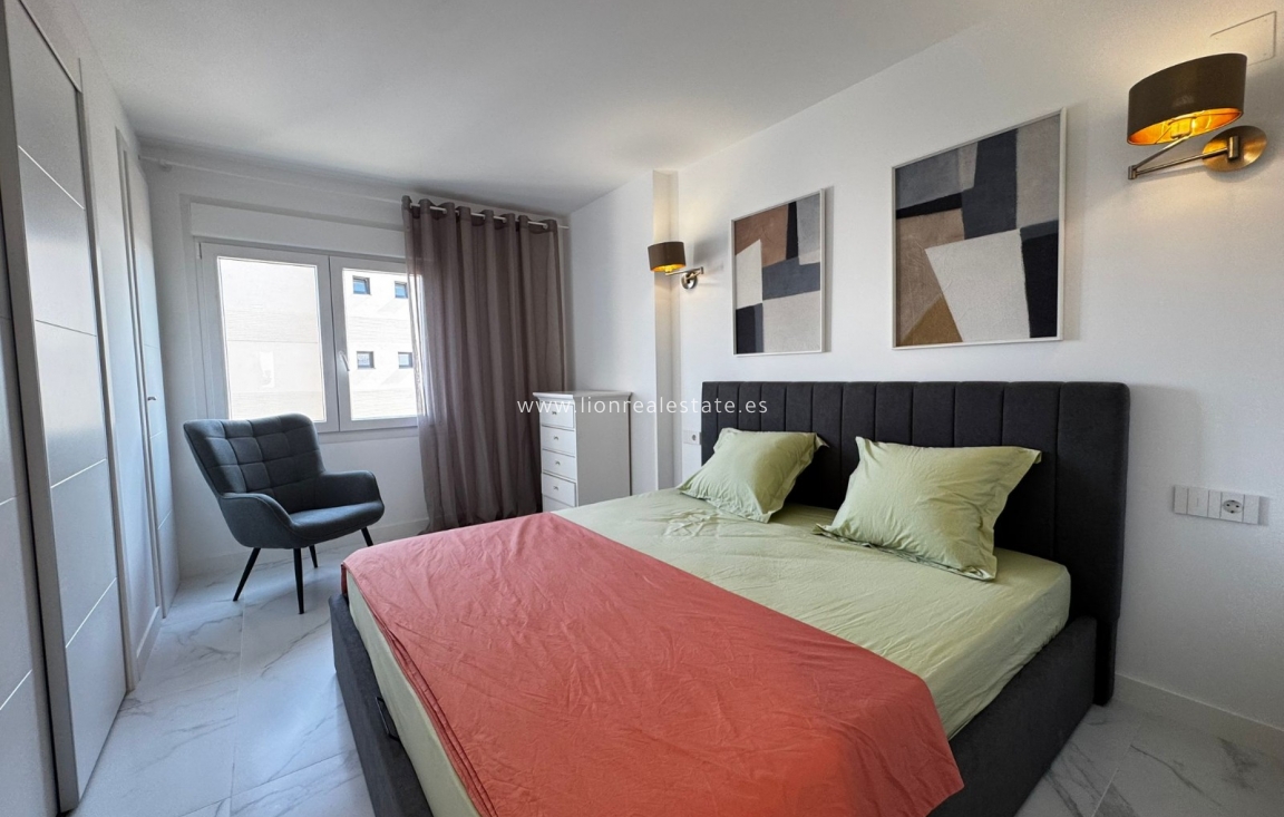 Alquiler a largo plazo - Apartamento / piso - Punta Prima