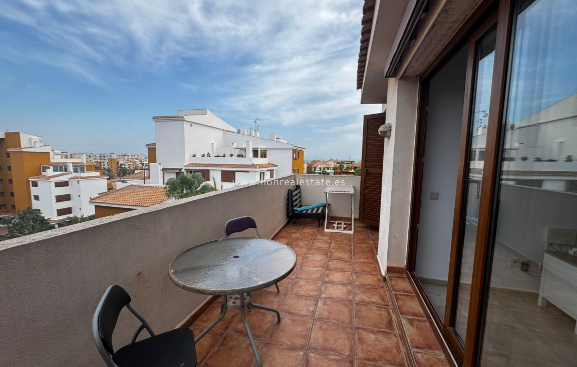 Alquiler a largo plazo - Apartamento / piso - Punta Prima