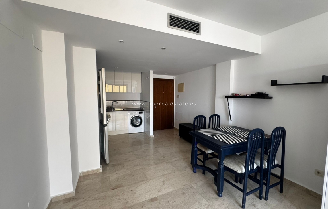 Alquiler a largo plazo - Apartamento / piso - Punta Prima