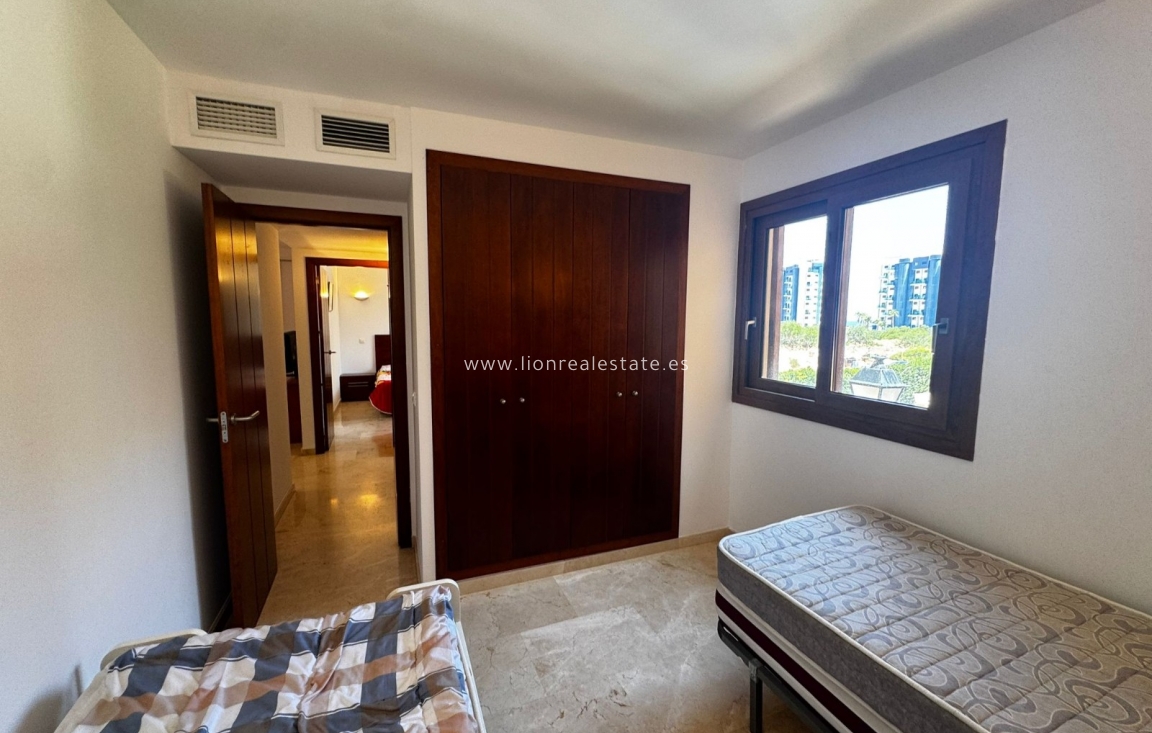 Alquiler a largo plazo - Apartamento / piso - Punta Prima