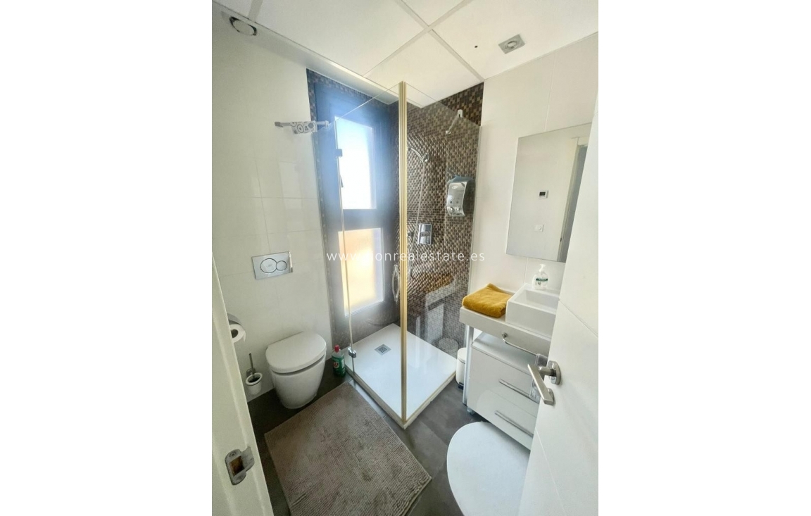 Alquiler a largo plazo - Apartamento / piso - Punta Prima