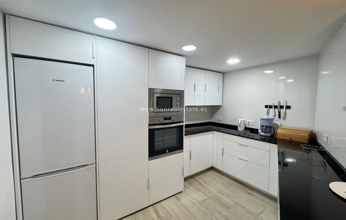 Alquiler a largo plazo - Apartamento / piso - Punta Prima