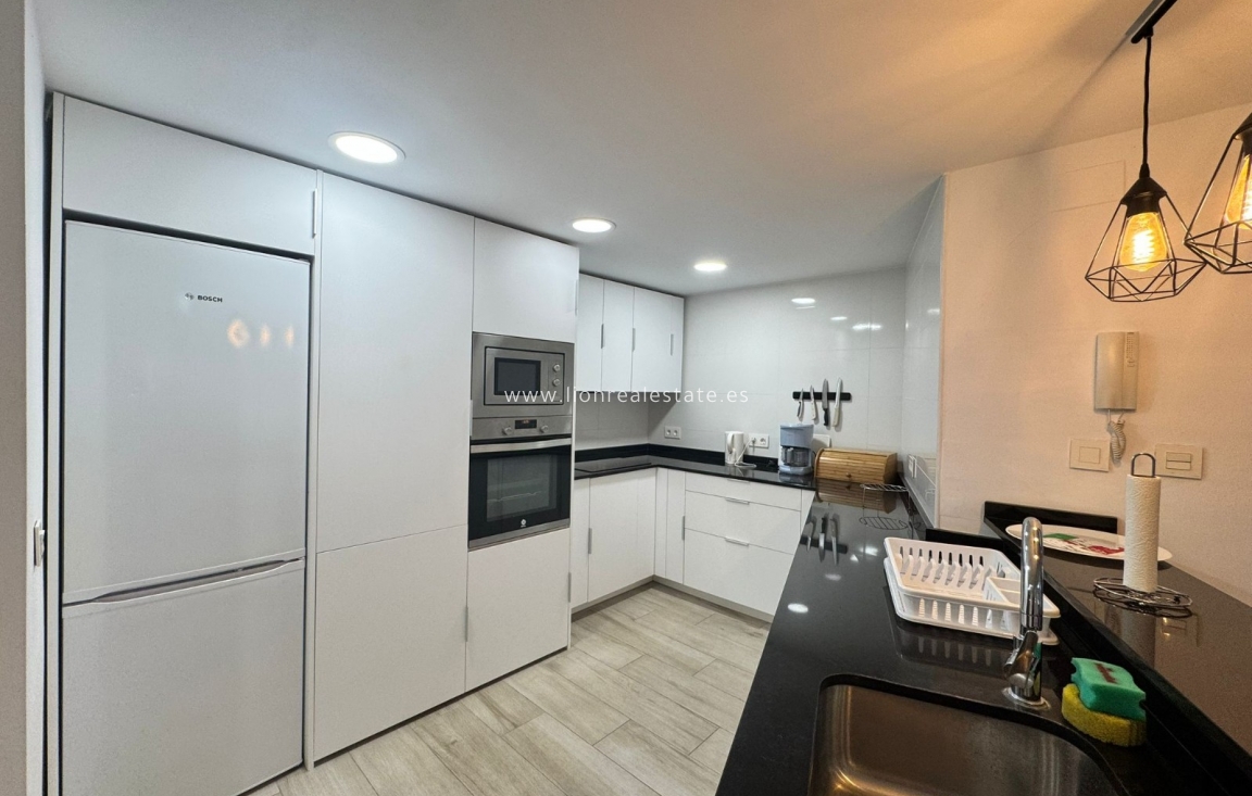 Alquiler a largo plazo - Apartamento / piso - Punta Prima