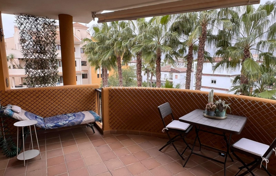 Alquiler a largo plazo - Apartamento / piso - Punta Prima