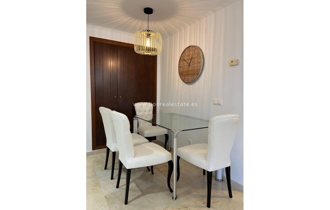 Alquiler a largo plazo - Apartamento / piso - Punta Prima