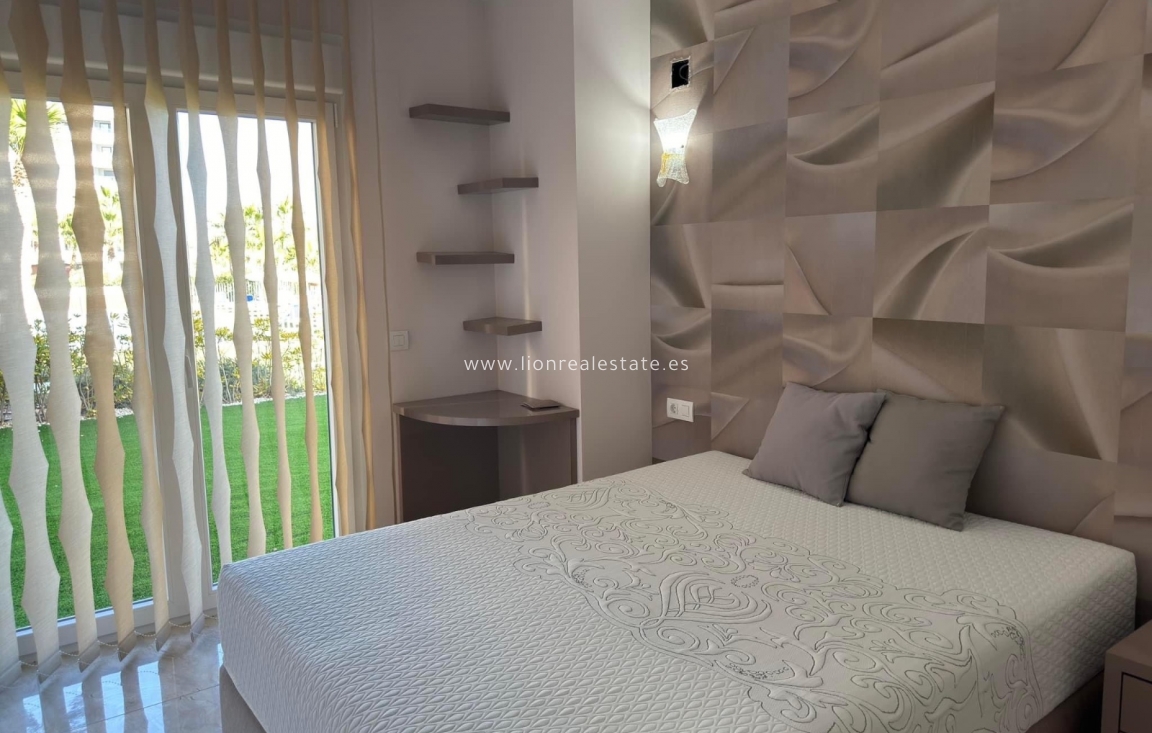 Alquiler a largo plazo - Apartamento / piso - Punta Prima