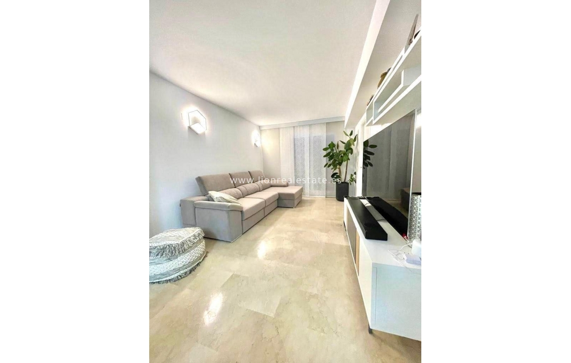 Alquiler a largo plazo - Apartamento / piso - Punta Prima