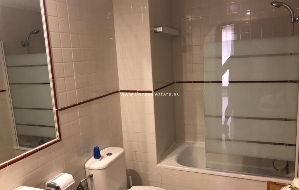 Alquiler a largo plazo - Apartamento / piso - Punta Prima