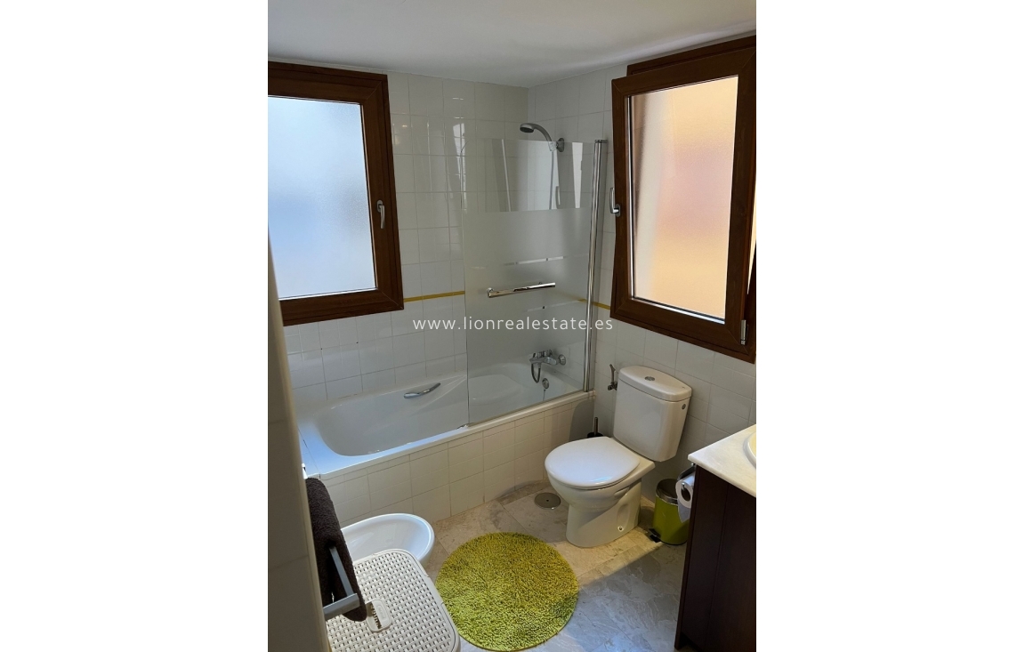 Alquiler a largo plazo - Apartamento / piso - Punta Prima