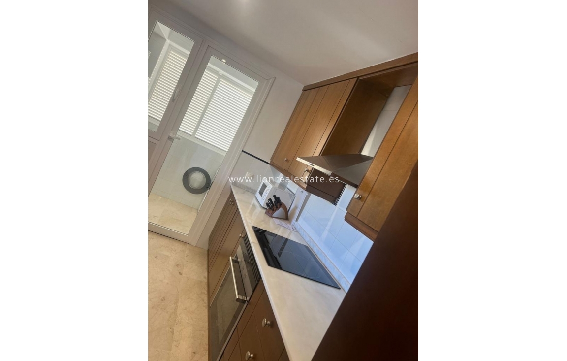 Alquiler a largo plazo - Apartamento / piso - Punta Prima