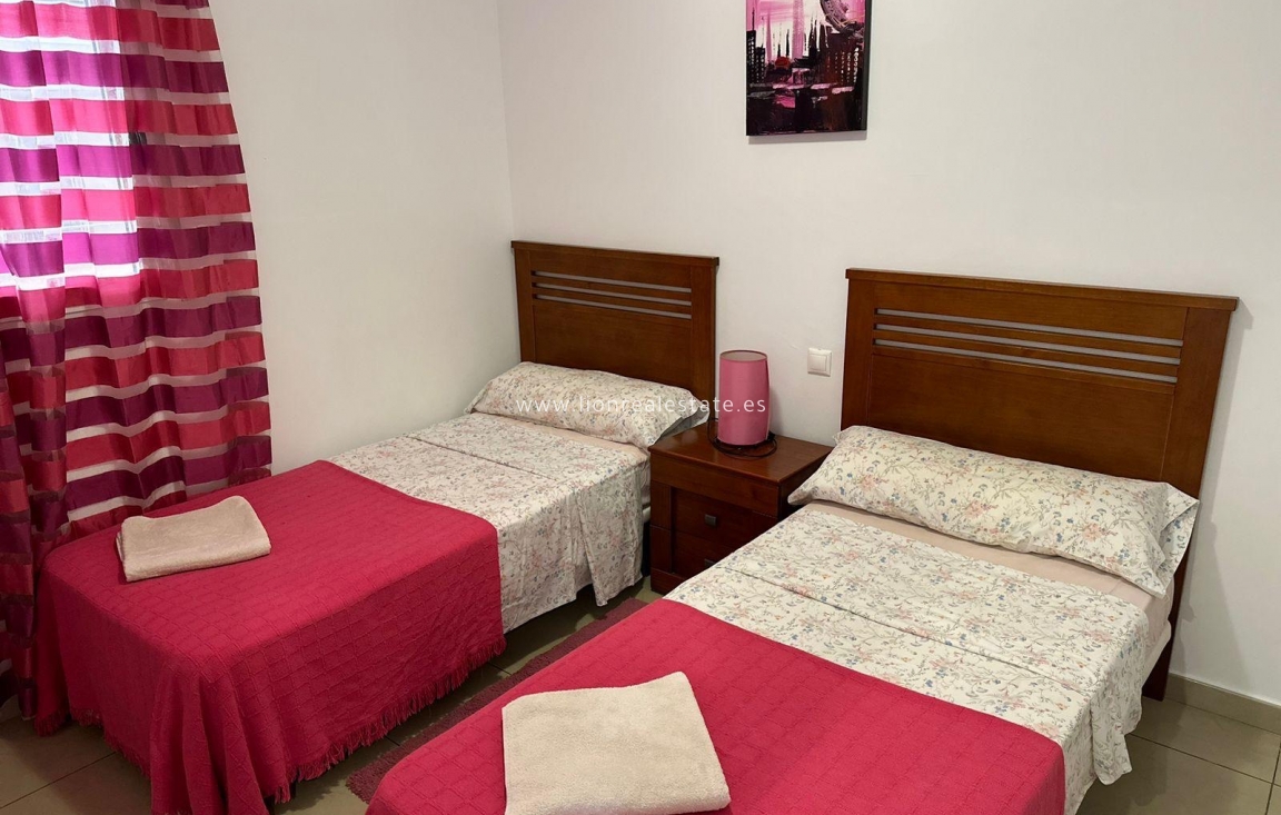 Alquiler a largo plazo - Apartamento / piso - Punta Prima