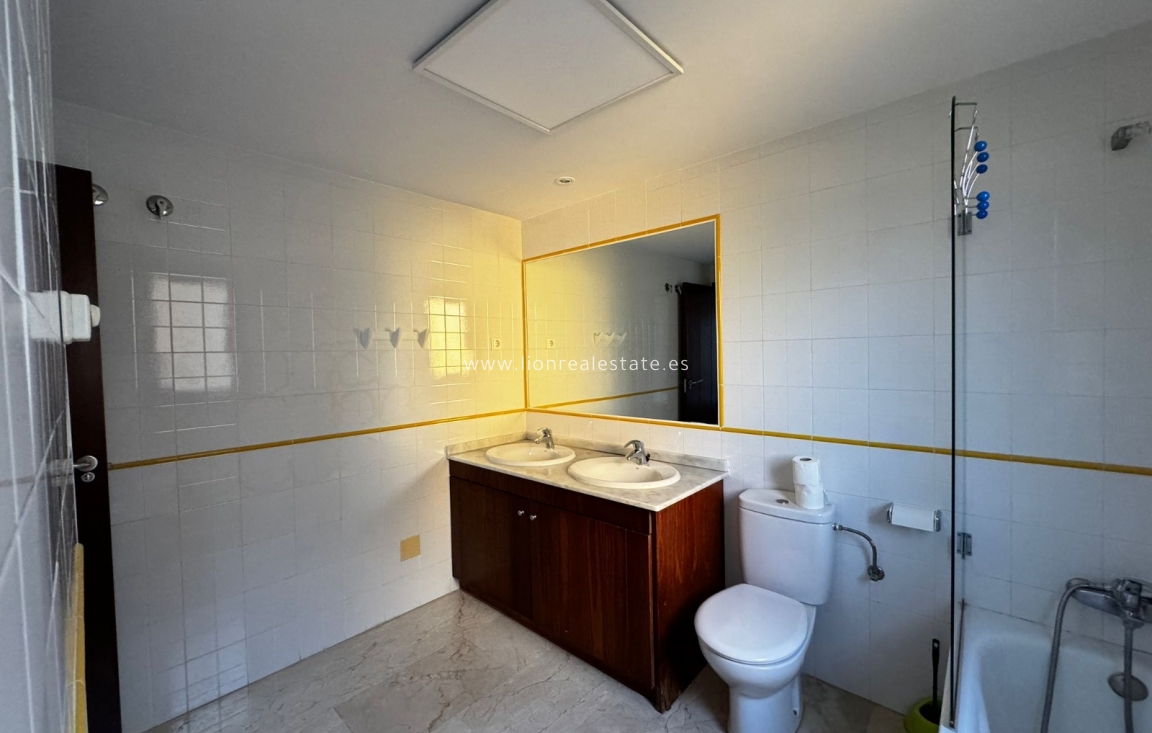 Alquiler a largo plazo - Apartamento / piso - Punta Prima