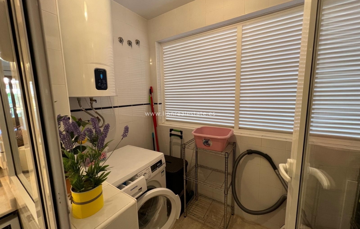 Alquiler a largo plazo - Apartamento / piso - Punta Prima