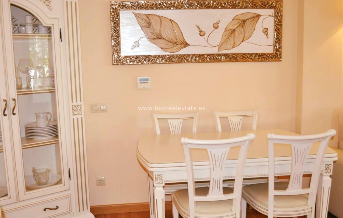 Alquiler a largo plazo - Apartamento / piso - Punta Prima