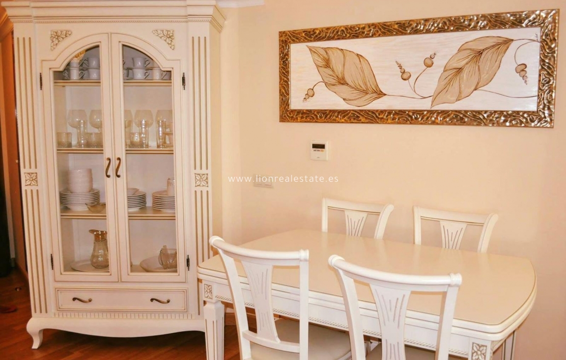 Alquiler a largo plazo - Apartamento / piso - Punta Prima