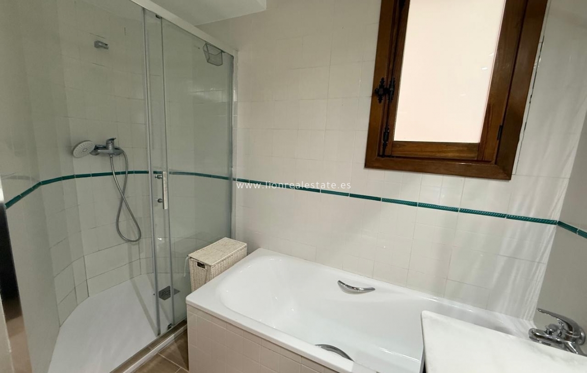 Alquiler a largo plazo - Apartamento / piso - Punta Prima