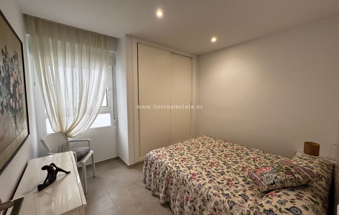 Alquiler a largo plazo - Apartamento / piso - Torrevieja - El Acequión - Los Náufragos