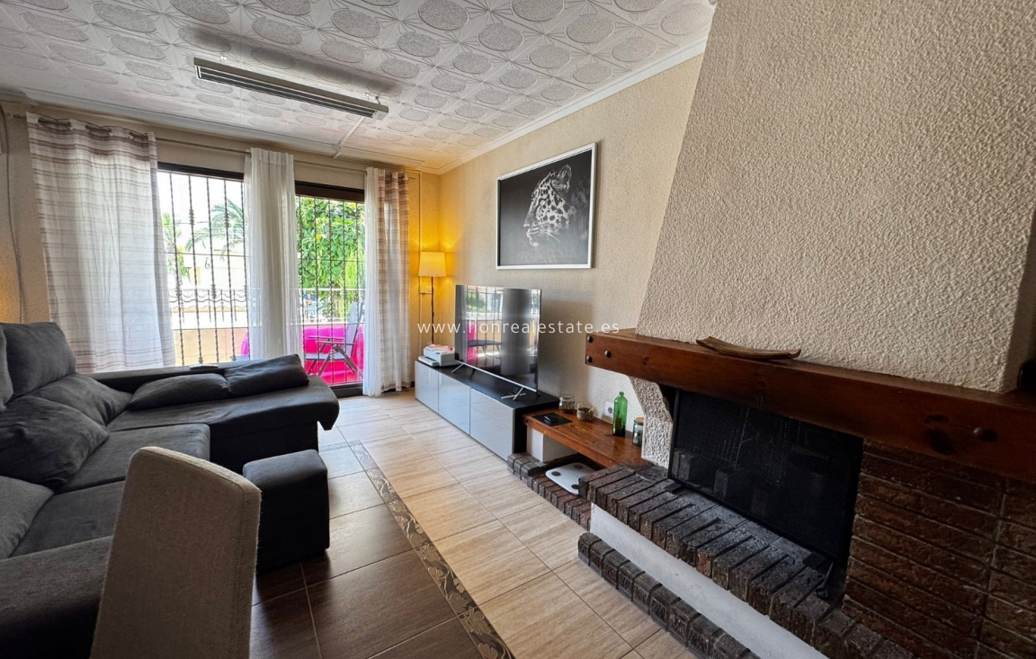 Alquiler a largo plazo - Triplex - Punta Prima