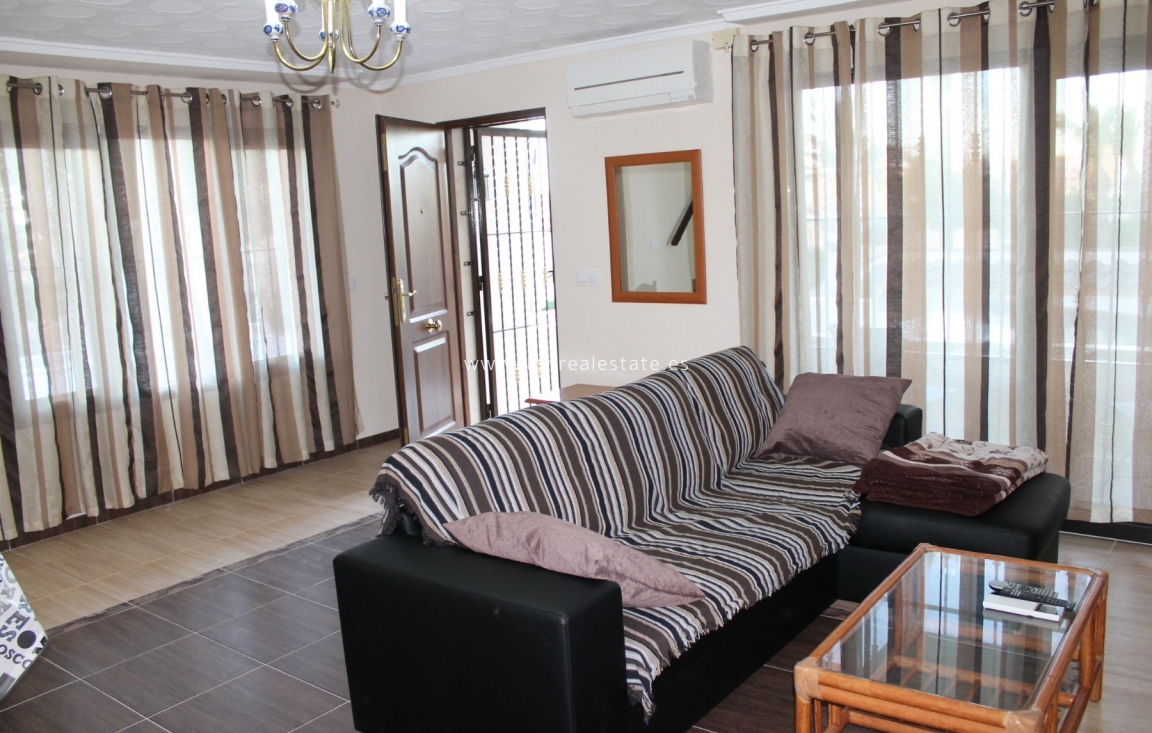 Alquiler a largo plazo - Triplex - Punta Prima