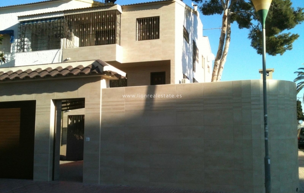 Alquiler a largo plazo - Triplex - Punta Prima