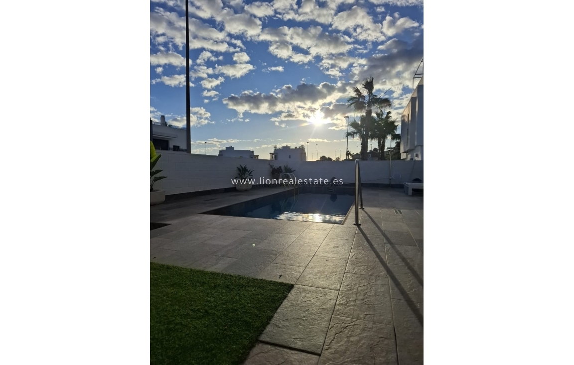 Alquiler a largo plazo - Villa - Orihuela Costa - Villamartín