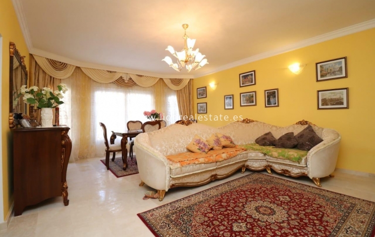 Alquiler a largo plazo - Villa - Punta Prima