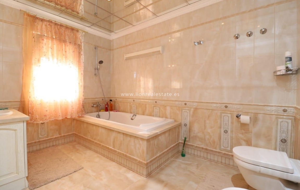 Alquiler a largo plazo - Villa - Punta Prima