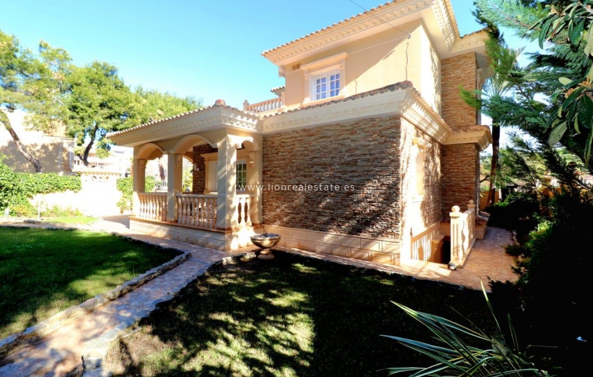 Alquiler a largo plazo - Villa - Punta Prima