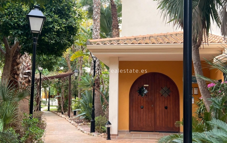 Apartamento / piso - Alquiler a largo plazo - Punta Prima - Punta Prima