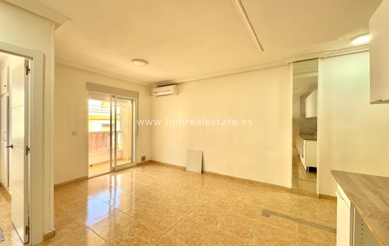 Apartment / flat - Resale - Torrevieja - Centro