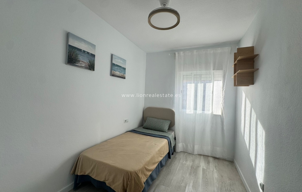 Долгосрочная аренда - Квартира / квартира - Torrevieja - Punta Prima