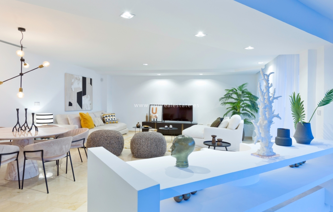 Новое здание - Villa - Altea