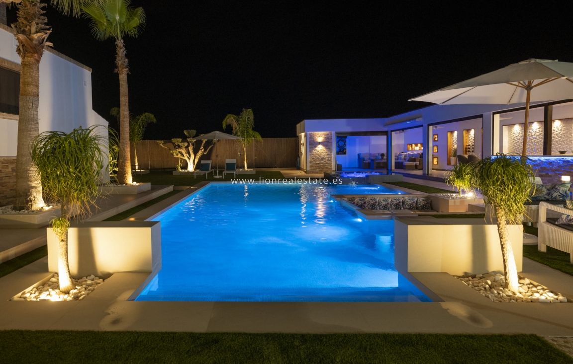 Новое здание - Villa - Jerónimo y Avileses