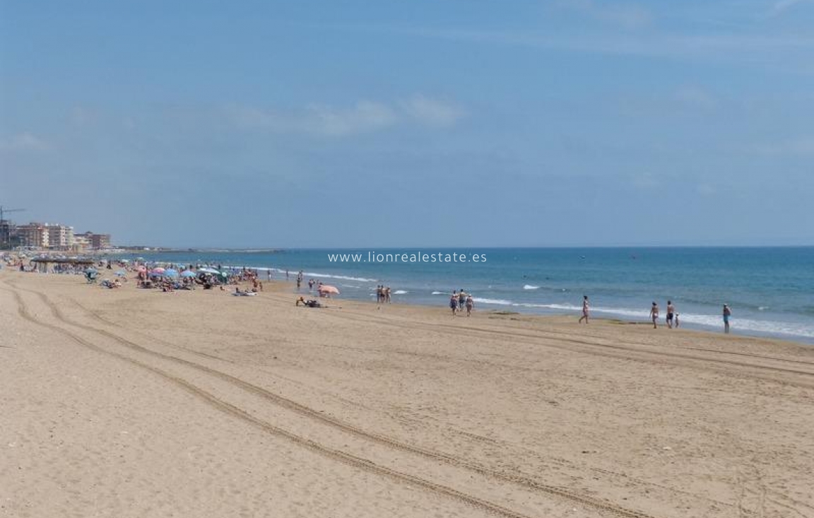 Nowy budynek - Daszek - Torrevieja - La Mata