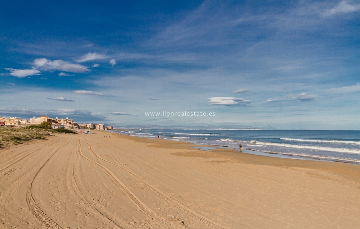 Nowy budynek - Daszek - Torrevieja - La Mata