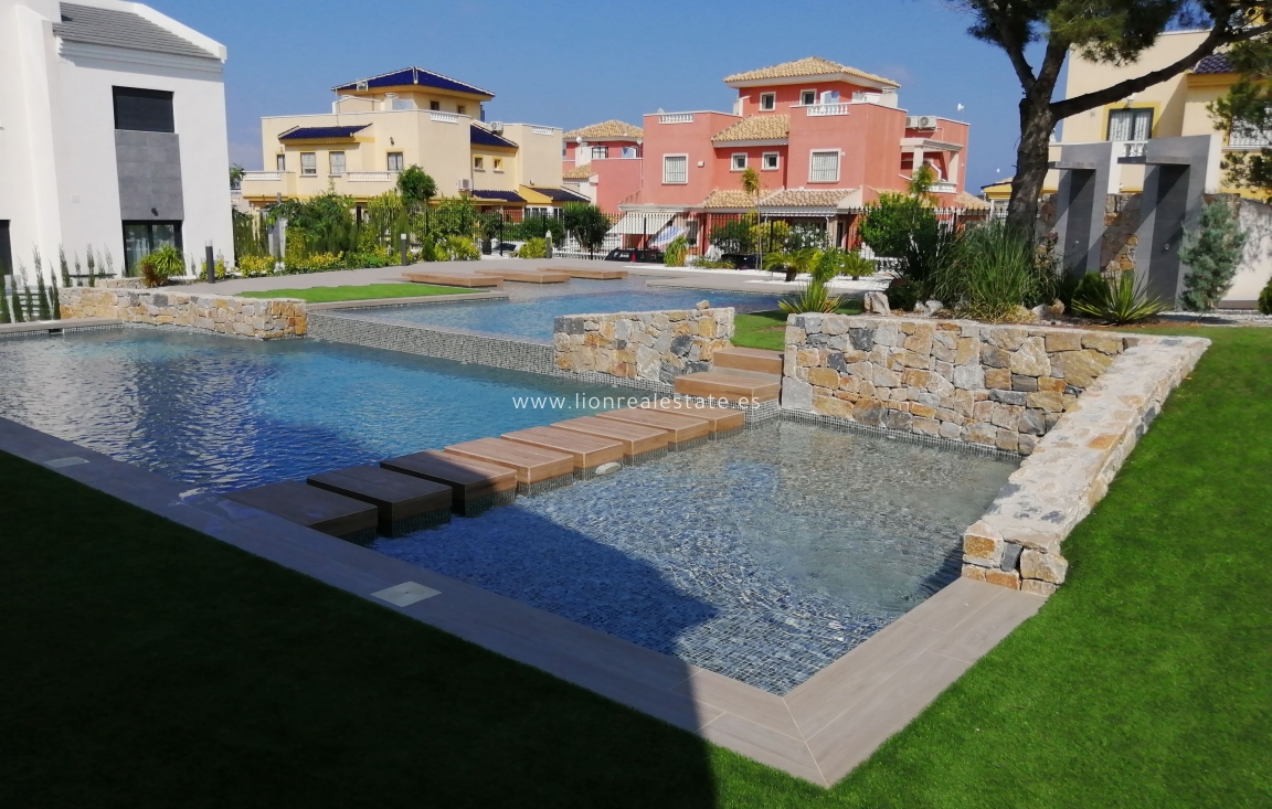 Nowy budynek - low-bungalow - Torrevieja