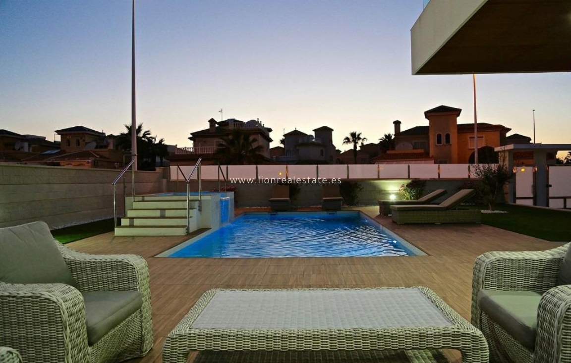 Obra nueva - Villa - Orihuela Costa - Campoamor