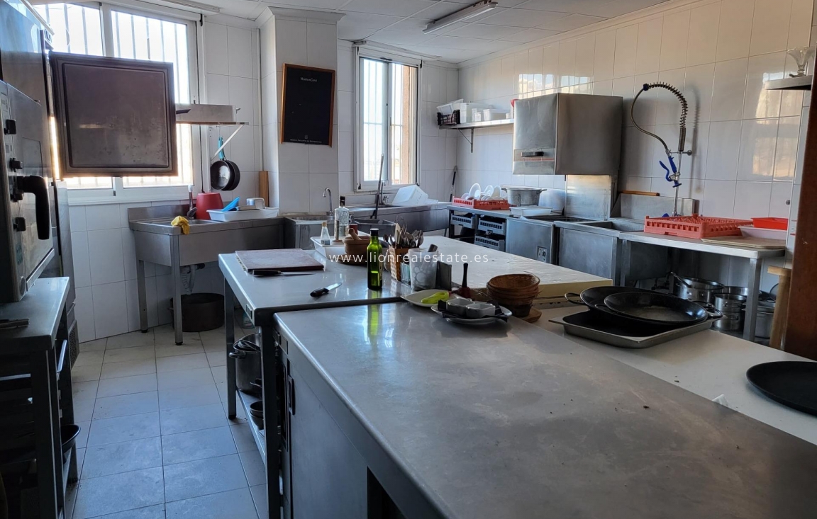 Odsprzedaż - Commercial Unit - Torrevieja - Playa del cura