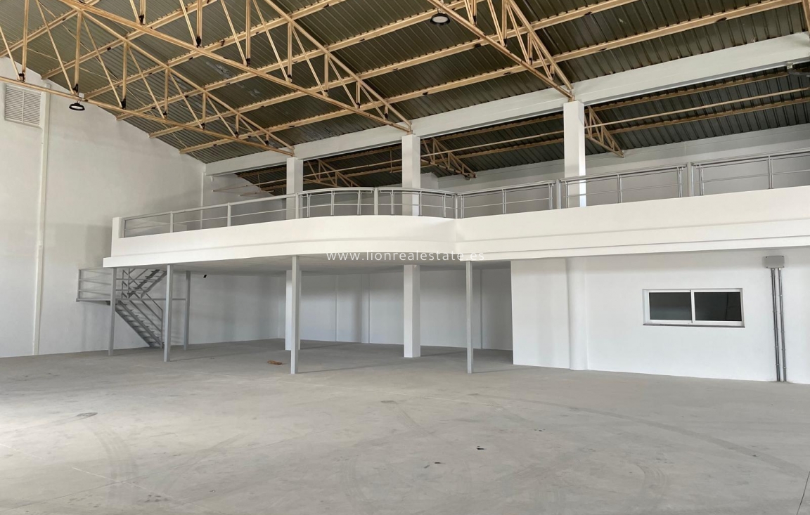 Odsprzedaż - Industrial unit - Torrevieja - Aguas Nuevas