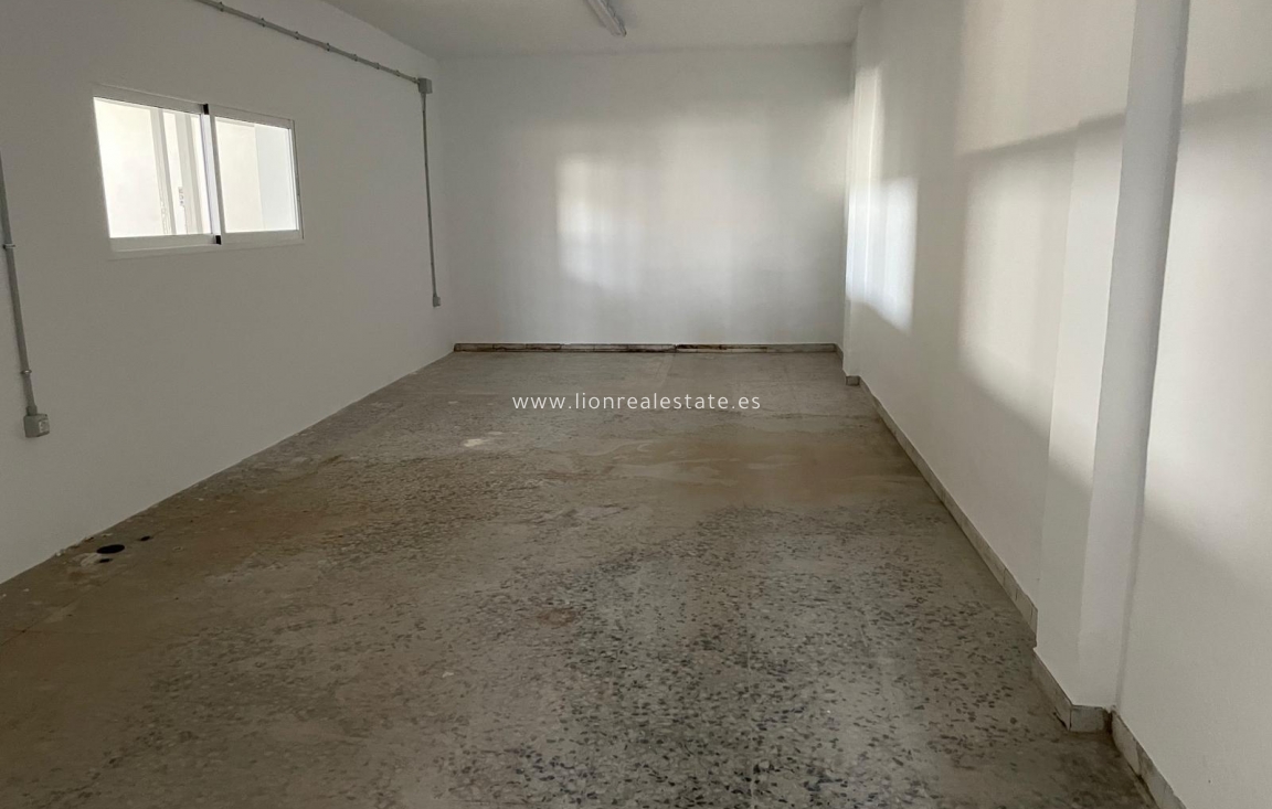 Odsprzedaż - Industrial unit - Torrevieja - Aguas Nuevas