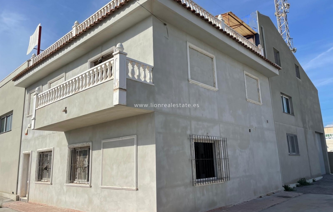 Odsprzedaż - Industrial unit - Torrevieja - Aguas Nuevas