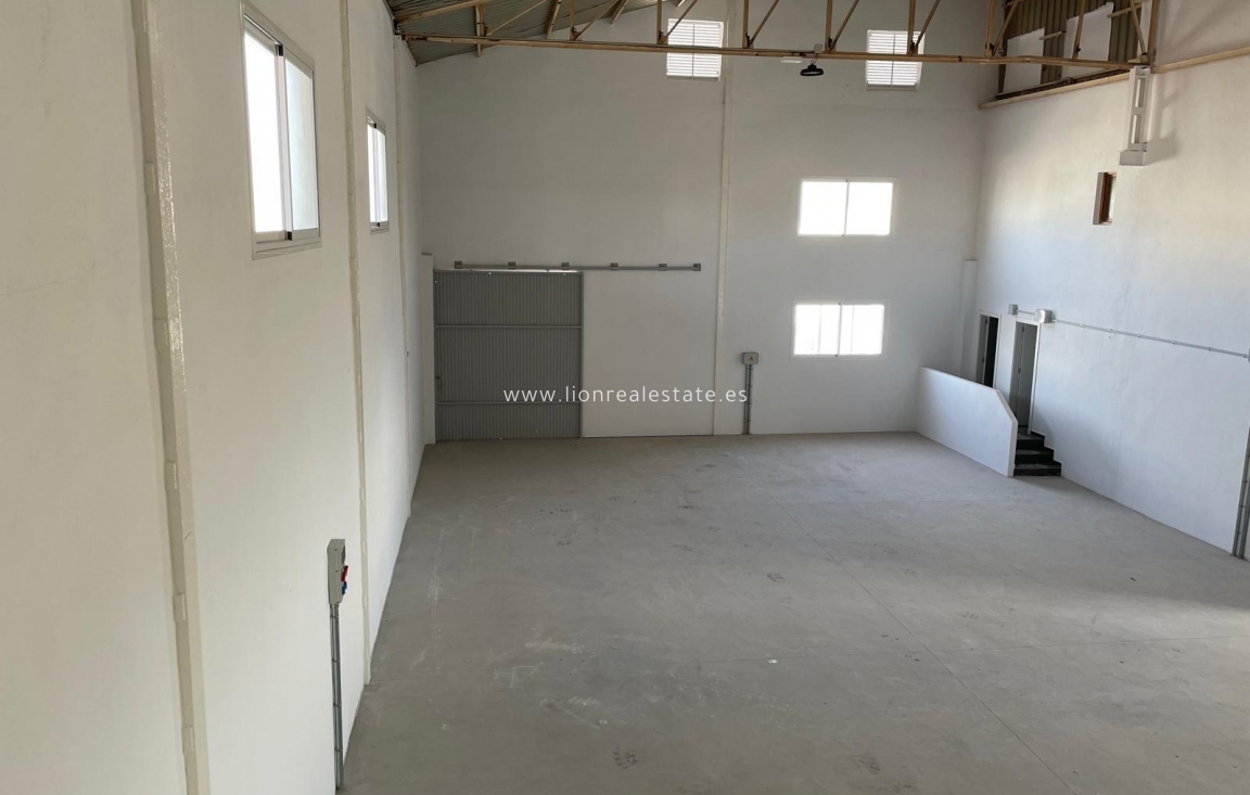 Odsprzedaż - Industrial unit - Torrevieja - Aguas Nuevas