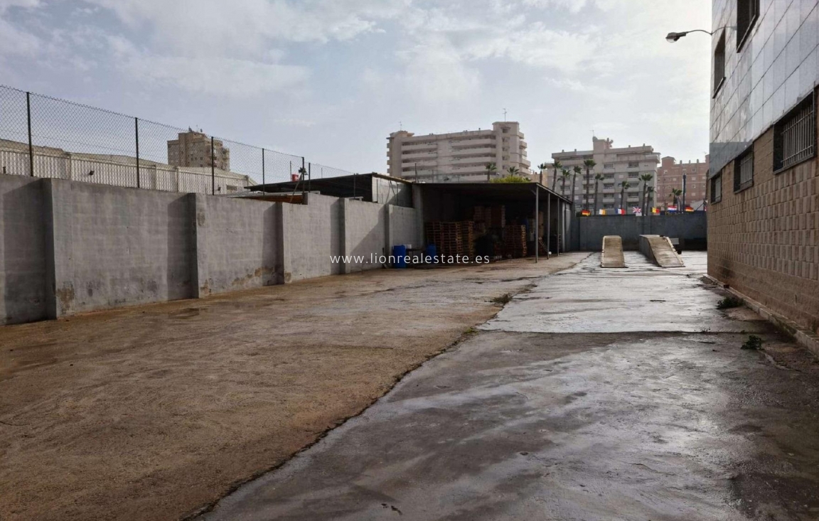 Odsprzedaż - Industrial unit - Torrevieja - Polígono Industrial Casa Grande