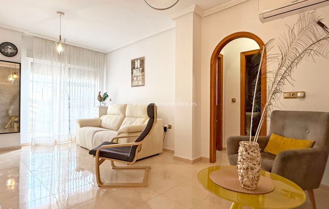 Odsprzedaż - Mieszkanie w bloku - Orihuela Costa - Lomas de Cabo Roig