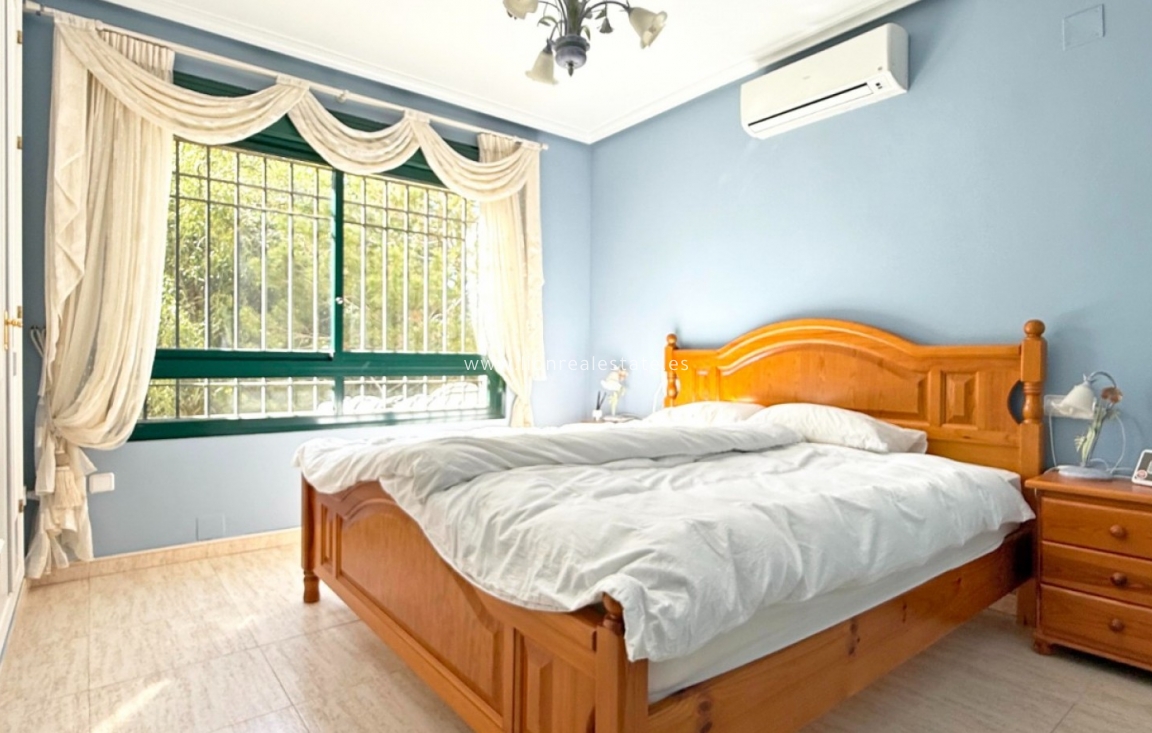 Odsprzedaż - Mieszkanie w bloku - Orihuela Costa - Lomas de Campoamor