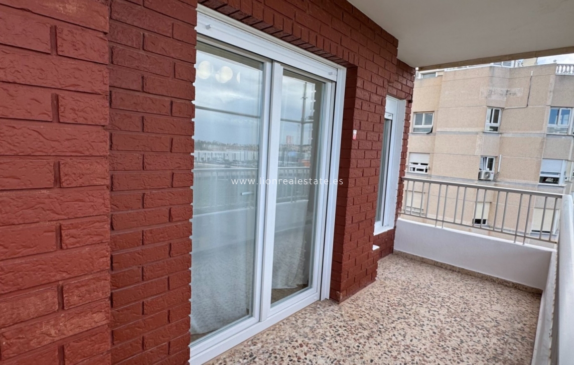 Odsprzedaż - Mieszkanie w bloku - Orihuela Costa - Punta Prima