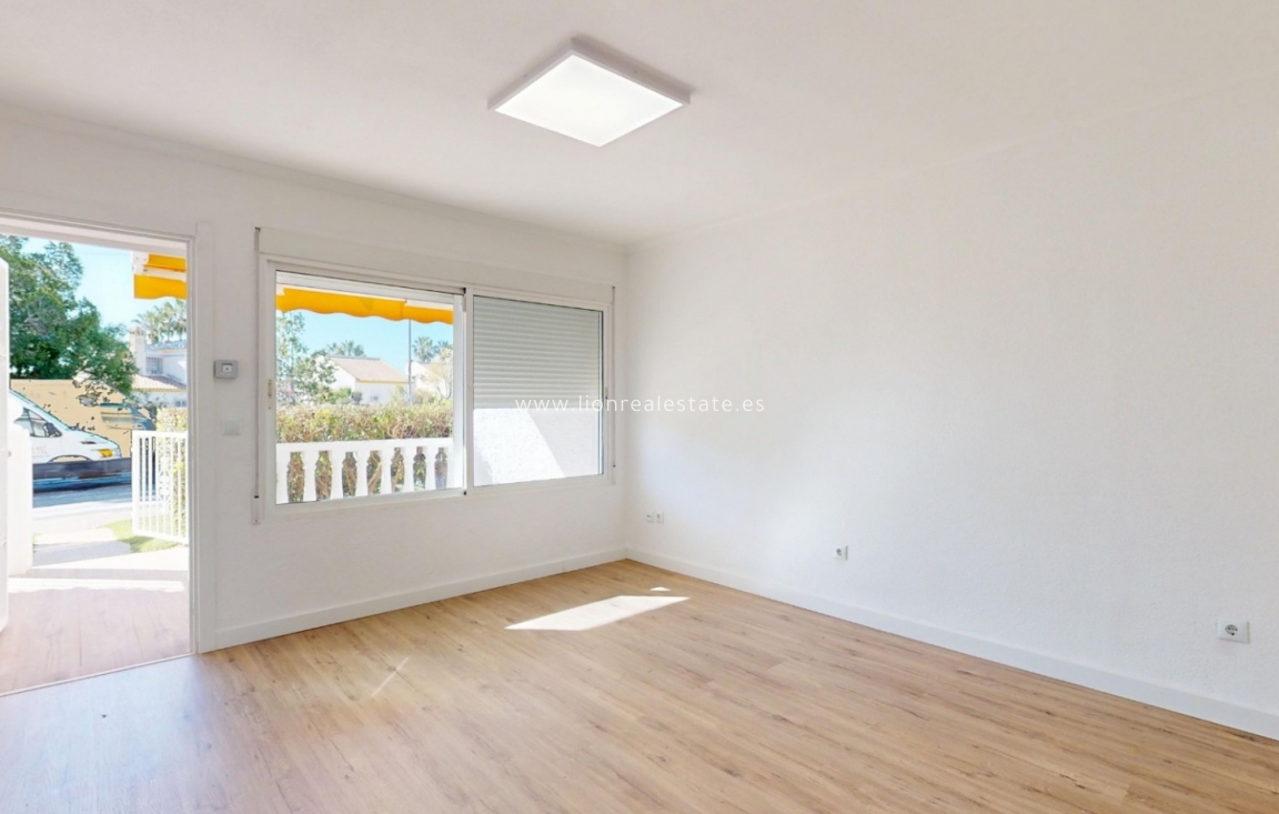 Odsprzedaż - Mieszkanie w bloku - Orihuela Costa - Villamartín