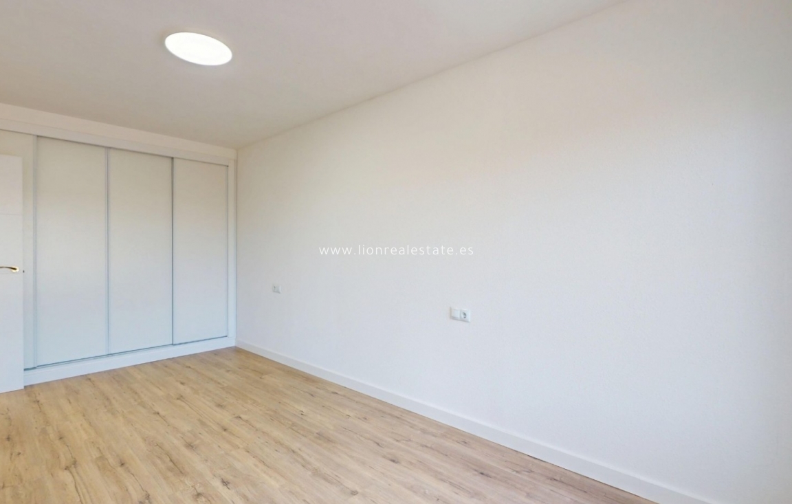 Odsprzedaż - Mieszkanie w bloku - Orihuela Costa - Villamartín